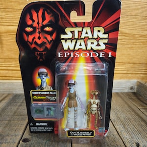 Puede incluir: Embalaje de figura de acción de Star Wars Episodio I con Ody Mandrell y el droide de fosa Otoga 222. El embalaje es rojo y negro con una imagen de Darth Maul. La figura está en una caja de blíster de plástico.