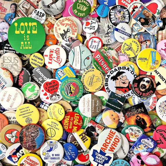 200 Vintage Random Button Pins / Badges - Etsy