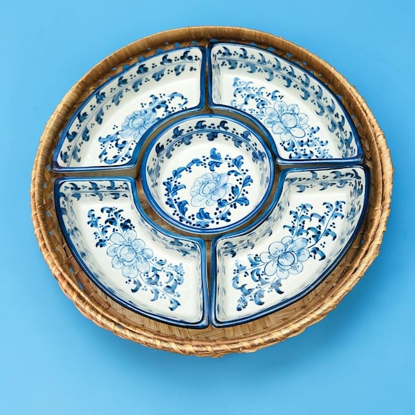 Juego de servir aperitivos de cerámica azul y blanca estilo vintage para patatas fritas y salsas con bandeja de mimbre