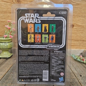 K&ouml;nnte beinhalten: Die R&uuml;ckseite einer Star Wars Vintage Collection Actionfigur-Verpackung. Die Verpackung ist schwarz mit einem wei&szlig;en Rand und zeigt ein Star Wars-Logo. Die Verpackung zeigt auch ein Bild der Actionfigur und den Text "Star Wars Vintage Collection".