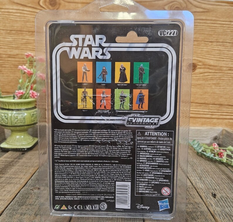 K&ouml;nnte beinhalten: Die R&uuml;ckseite einer Star Wars Vintage Collection Actionfigur-Verpackung. Die Verpackung ist schwarz mit einem wei&szlig;en Rand und zeigt ein Star Wars-Logo. Die Verpackung zeigt auch ein Bild der Actionfigur und den Text "Star Wars Vintage Collection".