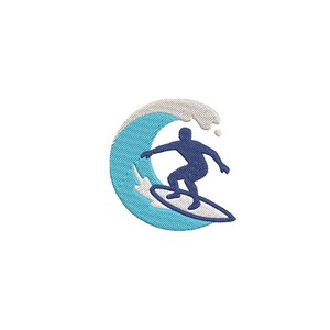 Può includere: Una toppa ricamata che raffigura la sagoma blu scuro di una persona su una tavola da surf all'interno di un'onda azzurra. L'onda presenta una cresta bianca e dettagli in schiuma, creando una composizione circolare con il surfista al centro.