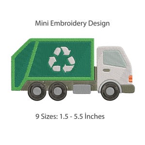 Könnte beinhalten: Ein Mini-Stickmuster eines Müllwagens mit einem grünen Laderaum, der ein weißes Recycling-Symbol zeigt. Der LKW hat ein hellgraues Führerhaus, schwarze Räder und orangefarbene Scheinwerfer. Text: Mini Embroidery Design, 9 Sizes: 1.5 - 5.5 Inches.