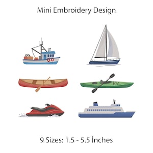 Könnte beinhalten: Mini Embroidery Design mit sechs Wasserfahrzeug-Illustrationen: ein blaues Fischerboot, ein Segelboot, ein rotes Kanu mit Paddel, ein grünes Kajak mit Paddel, ein roter Jetski und eine blaue Fähre. Text: Mini Embroidery Design, 9 Sizes: 3,8 - 14 cm.