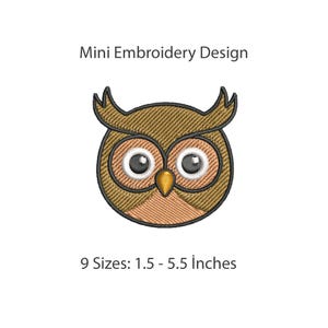 Può includere: Un ricamo in miniatura raffigurante un volto di gufo stilizzato con fili marroni e beige, grandi occhi bianchi e un becco giallo. Il testo recita Mini Embroidery Design e 9 Sizes: 1.5 - 5.5 Inches.