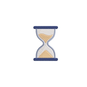 Könnte beinhalten: Ein gesticktes Sanduhr-Motiv mit dunkelblauen horizontalen Rahmen oben und unten, einem hellblauen geschwungenen Rahmen und beigefarbener Füllung, die den Sand in der oberen und unteren Kammer darstellt, vor einem weißen Hintergrund.
