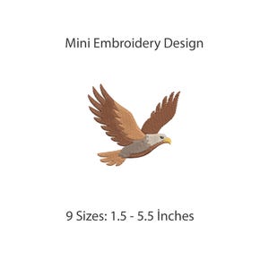 Puede incluir: Un diseño de mini bordado que muestra un águila marrón y blanca en vuelo con las alas extendidas. El texto superior dice Mini Embroidery Design y el texto inferior dice 9 Sizes: 1.5 - 5.5 inches, indicando las dimensiones disponibles.