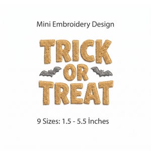 Könnte beinhalten: Ein Mini-Stickmuster mit dem Text "TRICK OR TREAT" in goldfarbenem Garn und zwei kleinen grauen Fledermäusen neben dem Wort "OR". Der Text "Mini Embroidery Design" und "9 Sizes: 3,8 - 14 cm" ist in Schwarz über und unter dem Design gedruckt.