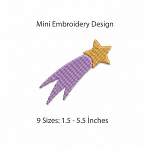 Könnte beinhalten: Ein gesticktes Sternschnuppen-Motiv mit einem goldenen Sternenkopf und einem hellvioletten Schweif. Der Text darüber lautet Mini Embroidery Design und der Text darunter 9 Sizes: 1.5 - 5.5 inches, was die verfügbaren Größen angibt.