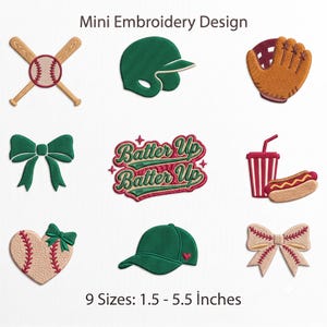 Könnte beinhalten: Eine Sammlung von neun Stickmustern zum Thema Baseball, darunter gekreuzte Schläger mit Ball, ein grüner Helm, ein brauner Handschuh, eine grüne Schleife, der Schriftzug 'Batter Up', ein Getränk mit Hotdog, ein herzförmiger Baseball und eine grüne Kappe.