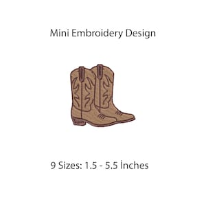 Könnte beinhalten: Ein Mini-Stickmuster mit einem Paar brauner Cowboystiefel mit gestickten Details. Der Text lautet Mini Embroidery Design und 9 Sizes: 1.5 - 5.5 inches. Die Stiefel sind in Brauntönen mit dunkelbraunen Umrandungen dargestellt.