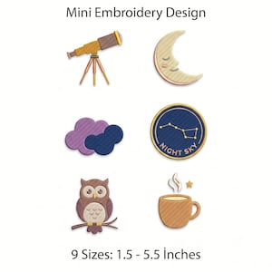 Op de afbeelding: Mini Embroidery Design met zes motieven: een telescoop op een statief, een halve maan met een gezicht, paarse en blauwe wolken, een ronde patch met een sterrenbeeld en de tekst NIGHT SKY, een uil op een tak en een koffiemok. 9 maten: 3,8 - 14 cm.