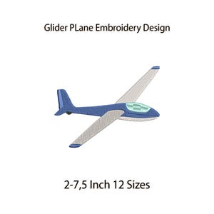 Könnte beinhalten: Gesticktes Design eines Segelflugzeugs in Blau- und Grautönen. Der Text "Glider Plane Embroidery Design" steht oben. Der Text "2-7,5 Zoll 12 Größen" steht unten.