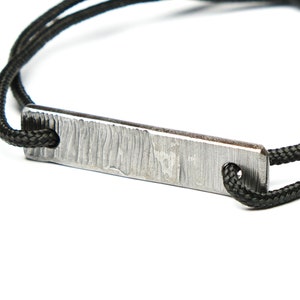 Pulsera ucraniana de paracord hecha de tanque ruso. Joyería personalizada militar minimalista realizada en acero. Regalo conmemorativo personalizado hecho a mano