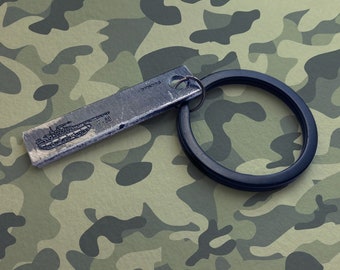 Personalisierter Schlüsselanhänger mit russischer Panzerhaut. Text, Morsecode oder QR. Betonen Sie Ihre Individualität mit Militär-Souvenirs von ukrainischen Verkäufern