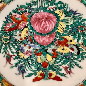 Plato medallón chino antiguo de la familia Rose, 9,5 pulgadas, mariposas, peonías, rosa y verde.