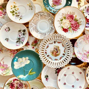 10 ~ Mismatched Vintage Bone China Untertassen - Orphan Untertassen für Kunsthandwerk, Dekor oder Tellerwandkunst - Brautparty- Teeparty-Bulk-Untertassen