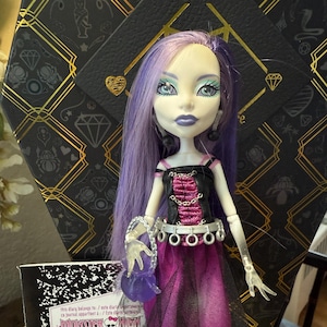 Monster High - Muñeca Spectra Vondergeist Signature ¡MÁS paquete de moda Maul Session!