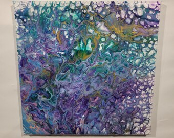 Op de afbeelding: Abstract schilderij op canvas met draaiende patronen in tinten van paars, blauw, groen en goud.