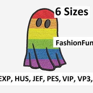 Op de afbeelding: Een kleurrijk spookontwerp met een regenboogpatroon, met de tekst "6 Maten" en "FashionFunGifts". De geest heeft twee zwarte ovale ogen en een golvende onderkant. Geschikt voor borduurwerk of digitale kunst.
