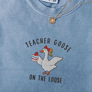 Camiseta bordada para professor Silly Goose Comfort Colors®, camiseta Goose Lover de volta às aulas, presente de agradecimento a professores do ensino fundamental