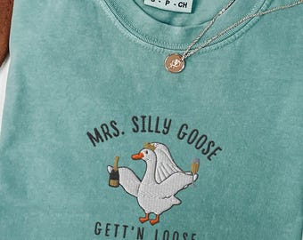 Broderad Mrs. Silly Goose brudtröja, bekväma färger rolig gåsälskare t-shirt, matchande bröllopspresent för gift par, lyxig möhippa