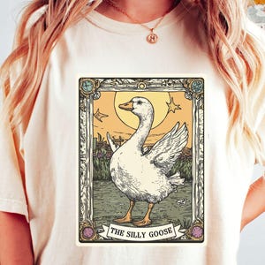 Dummer Gans Tarot-Karten-Shirt Komfort-Farben®, Meme Grafik-T-Stück, lustiges Gans-Liebhaber-Geschenk, dumme Gans auf dem losen T-Shirt, lustiges Hemd-Geschenk
