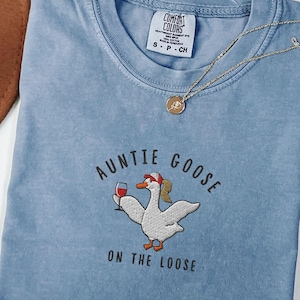 刺繍入りおばさんおかしなグースシャツ、クールなおばさんクラブTシャツ、おばさんへの面白いワイン愛好家ギフト、新しい妊娠発表Tシャツ