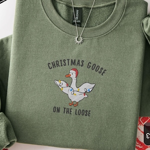 Sweat-shirt de Noël brodé avec une oie rigolote, pull de Noël, cadeau amusant pour les amoureux des oies, pull ras du cou de Noël avec une oie, t-shirt Père Noël avec lumières de Noël et oie