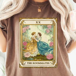 Camiseta lésbica "Y eran compañeras de piso", camiseta de la carta del tarot del orgullo sáfico, camiseta WLW Femme, moda queer, mercancía del orgullo bisexual, lésbico, gay y amoroso.