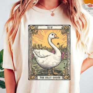 Dumme Gans Comfort Colors® Shirt Tarot-Karte Tshirt, Meme Grafik T-Shirt, lustiges Gänse-Liebhaber Geschenk, Dumme Gans auf dem Lose T-Shirt, lustiges Shirt Geschenk