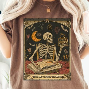 Camiseta Comfort Colors® para professora de creche esqueleto, presente de Halloween para professora de creche, camiseta assustadora para professora, presente para amantes do tarô Dark Academia