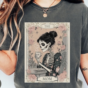 Das Mom Tarot Karten Shirt, Skelett Mama T-Shirt, Himmlische Mama Shirt, Comfort Colors® Kaffee Liebhaber Witchy Vibes T-Shirt, Muttertagsgeschenk Shirts
