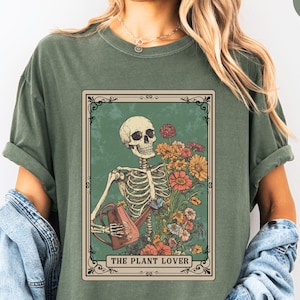 Camiseta Comfort Colors® Plant Lover Tarot Card, camiseta Plant Mom, roupa Plant Witch, camiseta Botanical Witchy, presente de jardinagem de esqueleto