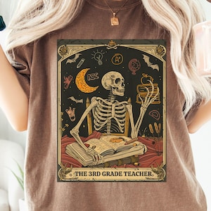 Camiseta de esqueleto para maestro de tercer grado, camiseta de la carta del tarot de tercer grado, camiseta de otoño para maestro de la Academia oscura, regalo de enseñanza primaria de Halloween con calavera