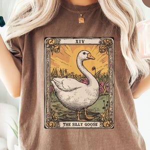 Silly Goose Comfort Colors® Maglietta con carta dei tarocchi, maglietta con grafica meme, regalo divertente per gli amanti delle oche, maglietta Silly Goose on The Loose, regalo divertente per maglietta