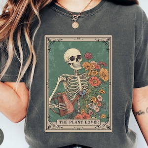 Camiseta Comfort Colors® Plant Lover Tarot Card, camiseta Plant Mom, roupa Plant Witch, camiseta Botanical Witchy, presente de jardinagem de esqueleto