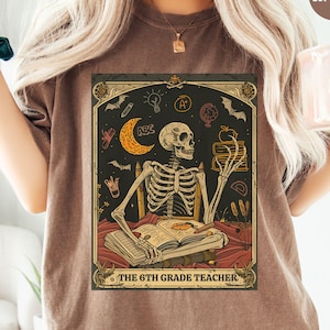 Maglietta Comfort Colors® con scheletro per insegnante di sesta elementare, regalo per insegnante di sesta elementare Dark Academia, maglietta spettrale per insegnante di Halloween, regalo per amanti dei tarocchi