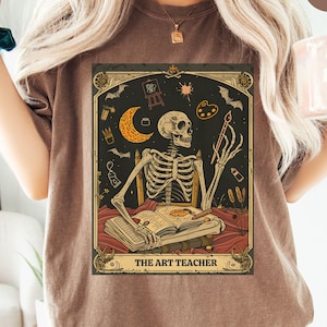 Maglietta Comfort Colors® con scheletro per insegnante d'arte, regalo per insegnante d'arte Dark Academia, maglietta spettrale per insegnante d'arte di Halloween, regalo per amanti dei tarocchi