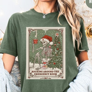 Notfallabteilung Weihnachtshemd, lustiges Skelett-Tarot-Karten-T-Shirt, Krankenschwester-Skelett-T-Shirt, Komfortfarben ER Crew-Weihnachtsgeschenk, RN-Kaffeeliebhaber