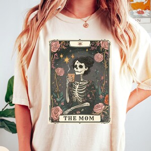 Tarotkaartshirt The Mom, T-shirt skeletmoeder, shirt Celestial Mama, T-shirt Comfort Colors® Coffee Lover Witchy Vibes, shirts Moederdagcadeau