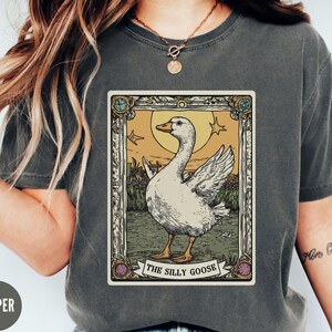 Dummer Gans Tarot-Karten-Shirt Komfort-Farben®, Meme Grafik-T-Stück, lustiges Gans-Liebhaber-Geschenk, dumme Gans auf dem losen T-Shirt, lustiges Hemd-Geschenk