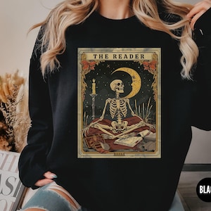Leser Tarot Karte Shirt, Skelett Lesung Sweatshirt, Unisex Tarot Karte Shirt, Buch Liebhaber Geschenk, Bücherwurm Pullover, Bücherwurm Rundhalsausschnitt