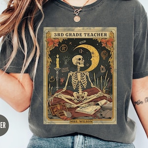 Camiseta personalizada de esqueleto para maestro de tercer grado, camiseta de tarot de tercer grado, camiseta personalizada de Dark Academia, regalo de enseñanza primaria de calavera de Halloween