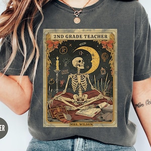 Aangepaste tweede klas leraar skelet shirt 2e leerjaar tarotkaart T-shirt, gepersonaliseerde donkere Academia schedel Halloween elementair onderwijs cadeau
