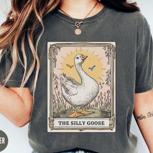Comfort Colors® Dumme Gans Tarot-Karte Shirt, Meme Grafik T-Shirt, lustiges Gänseliebhaber Geschenk, Dumme Gans auf dem Lose TShirt, lustiges Shirt Geschenk