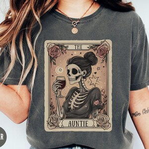 T-shirt pour cartes de tarot The Auntie, t-shirt squelette pour femme, t-shirt tante amateur de vin Comfort Colors®, cadeau tante pour la fête des mères, annonce de grossesse à une soeur