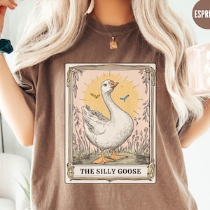Comfort Colors® Dumme Gans Tarot-Karte Shirt, Meme Grafik T-Shirt, lustiges Gänseliebhaber Geschenk, Dumme Gans auf dem Lose TShirt, lustiges Shirt Geschenk