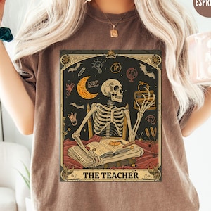 Camiseta de Tarot de Maestro Esqueleto, Camiseta de Academia Oscura de Maestro de Otoño, Regalo para la Vuelta al Cole, Camiseta de Calavera de Halloween, Camiseta Genial para Maestro