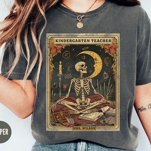 T-shirt personnalisé de carte de tarot pour enseignant de maternelle, t-shirt personnalisé Dark Academia, cadeau d'enseignement Halloween tête de mort pour la maternelle